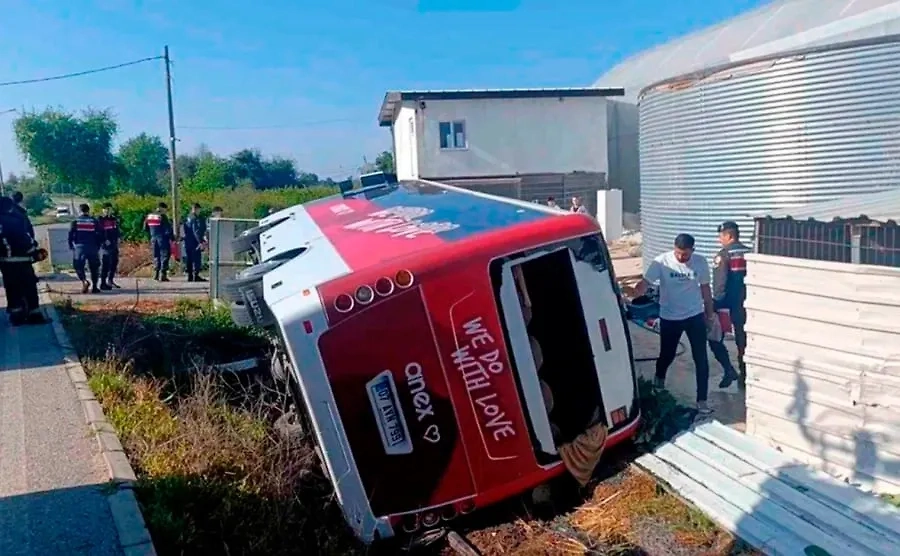 Последствия ДТП с россиянами в Турции. Обложка © X / Cumhuriyetgzt