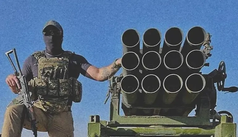 Украинский военнослужащий рядом с неустановленным РСЗО. Фото © X / Maks_NAFO_FELLA