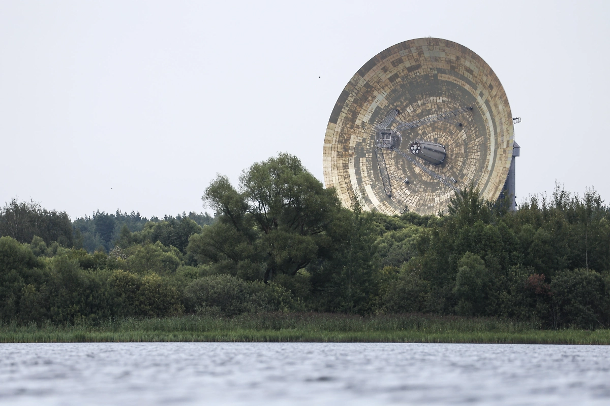 Радиотелескоп РТ-64, чтобы ловить сигналы даже из очень, очень далёкого космоса. Фото © ТАСС / Максим Григорьев