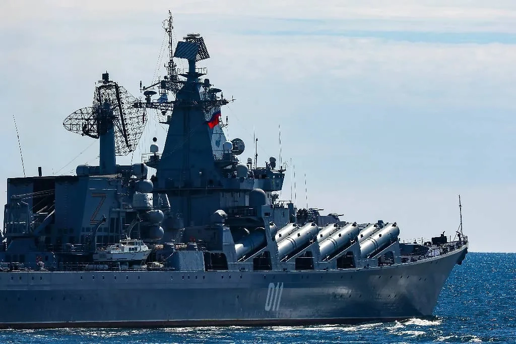 Российский ракетный крейсер «Варяг» в Японском море. Обложка © ТАСС / Юрий Смитюк