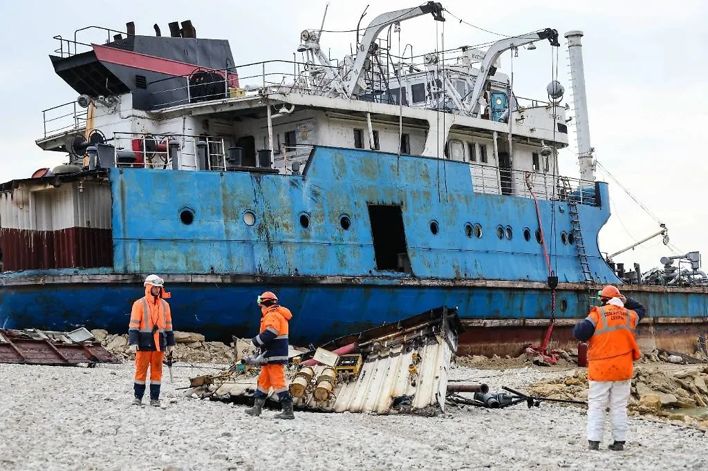 Демонтаж танкера. Обложка © ТАСС / Сергей Мальгавко