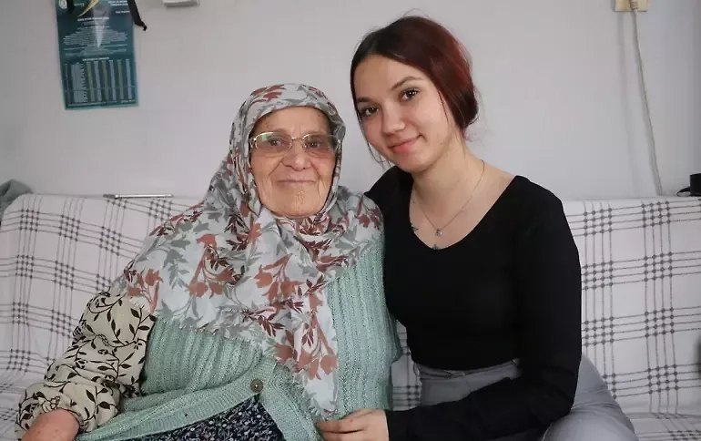 Бабушка Асие Кайтан с внучкой Асие Вурал. Фото © DHA