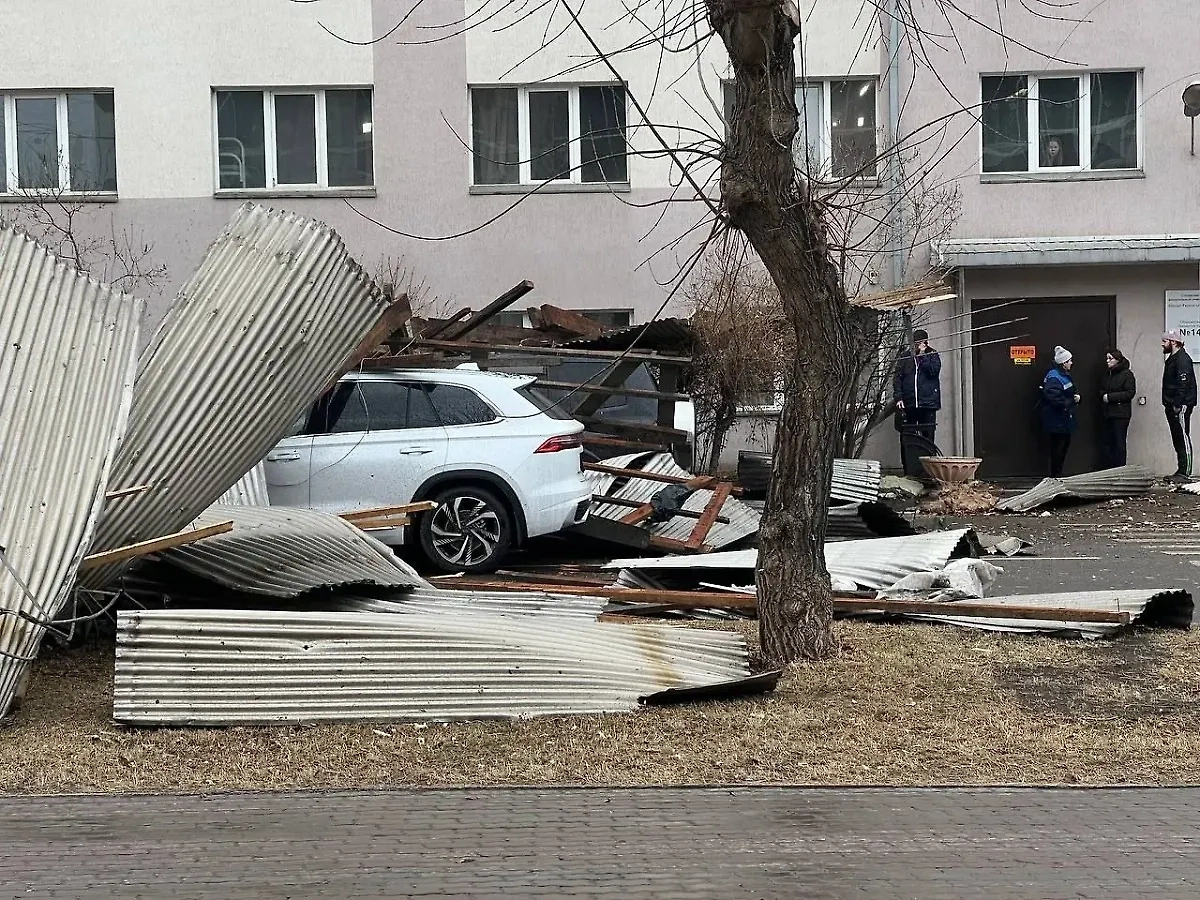 Последствия урагана в Красноярске. Обложка © VK / Фобос.Катаклизмы и катастрофы