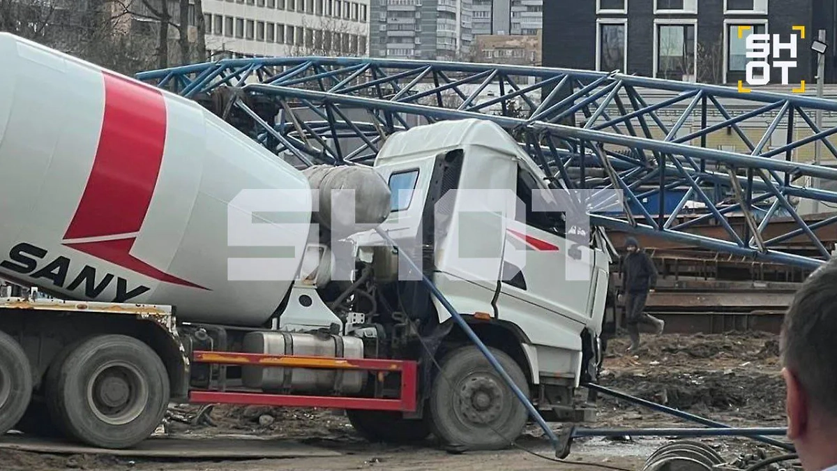 Строительный кран упал на бетономешалку в Москве. Фото © Telegram / SHOT