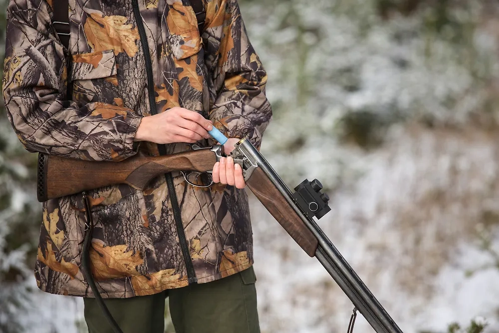 Мужчина с ружьём (иллюстрация). Обложка © Shutterstock / FOTODOM / Scharfsinn