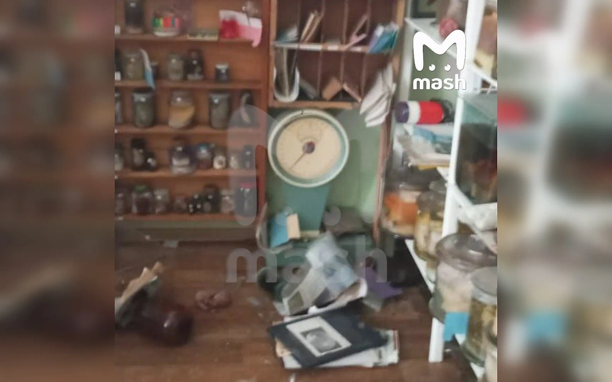 Опрокинутые экспонаты с формалином в Музее греха в Тамбове. Фото © Telegram / Mash