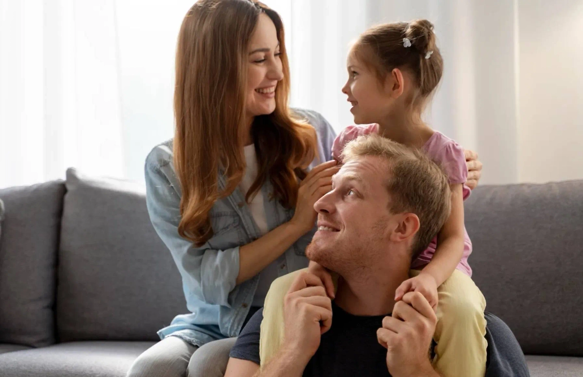 Мама, папа и дочка. Обложка © freepik