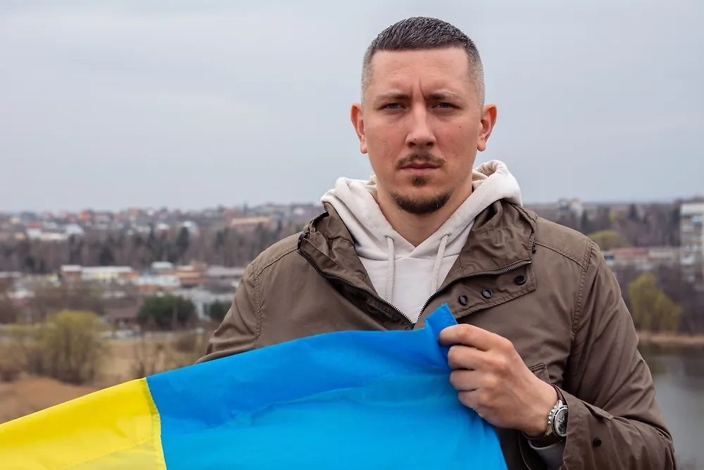 Мужчина с украинским флагом (иллюстрация). Обложка © Shutterstock / FOTODOM / Vladislav Havrilov