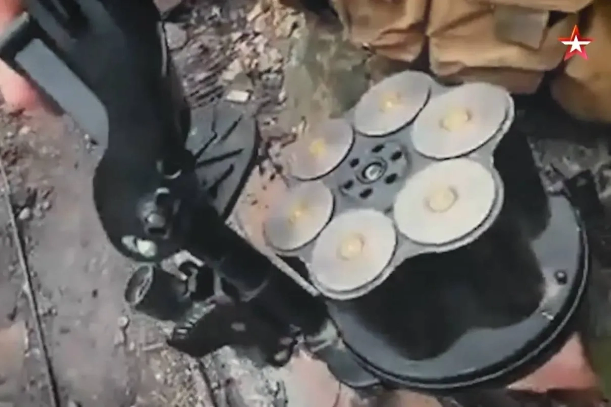 Боец ВС РФ показал трофейный американский гранатомёт. Обложка © tvzvezda.ru