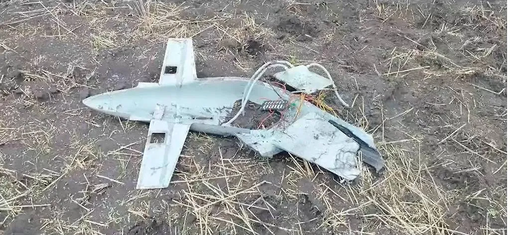 Обломок сбитого дрона. Обложка © Пресс-служба штаба обороны ДНР