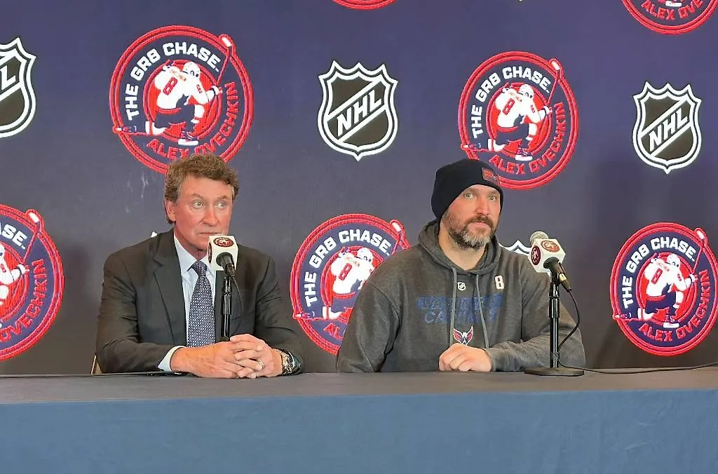 Уэйн Гретцки и Александр Овечкин. Обложка © ТАСС / Дмитрий Кирсанов