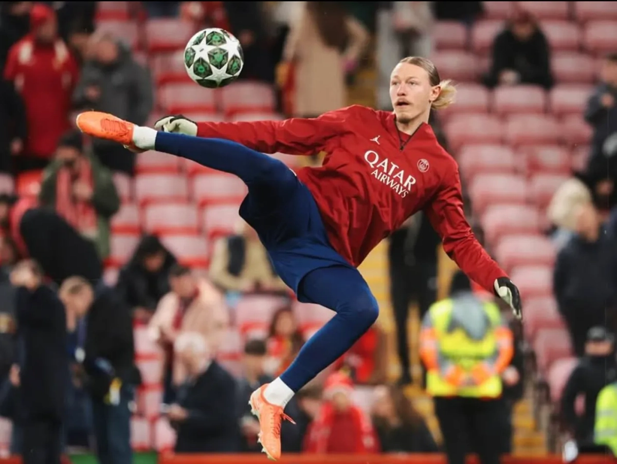 Вратарь ПСЖ Матвей Сафонов. Обложка © Instagram (соцсеть запрещена в РФ; принадлежит корпорации Meta, которая признана в РФ экстремистской) / motya_39