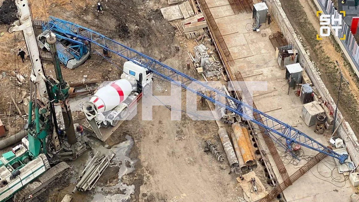 Строительный кран упал на бетономешалку в Москве. Фото © Telegram / SHOT