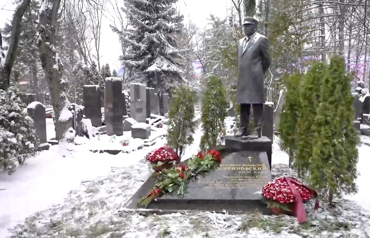 В Москве на Новодевичьем кладбище почтили память Владимира Жириновского. Обложка © Telegram / Леонид Слуцкий