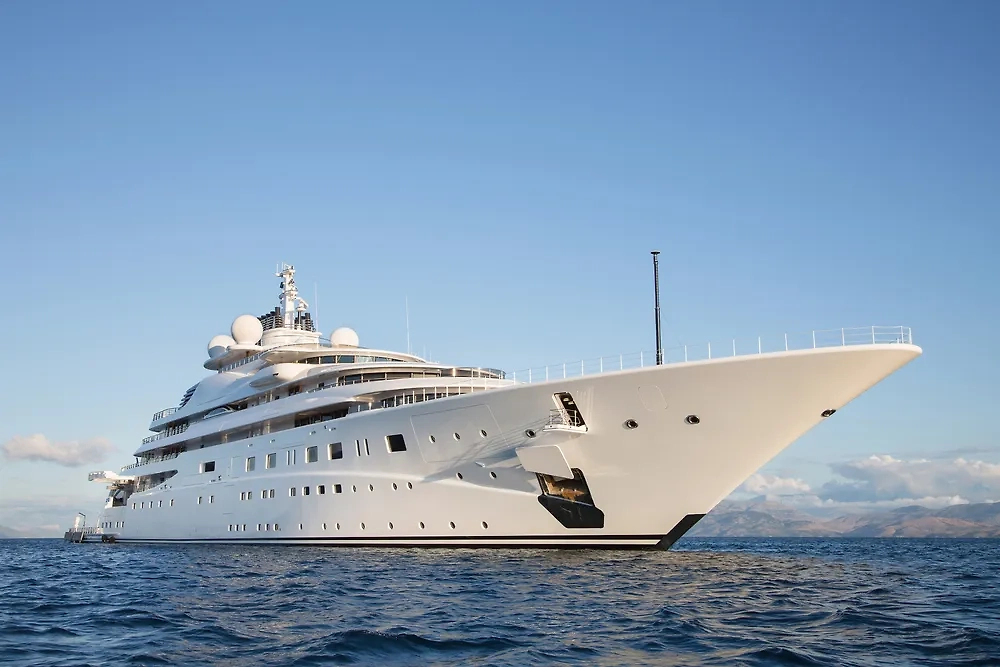 Яхта в океане. Обложка © Shutterstock / FOTODOM / Jeanette Dietl