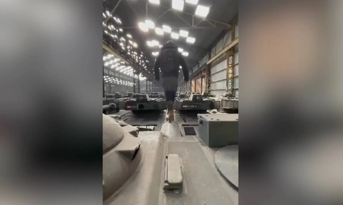 Склад бронетехники НАТО. Обложка © X / kwasektomasz