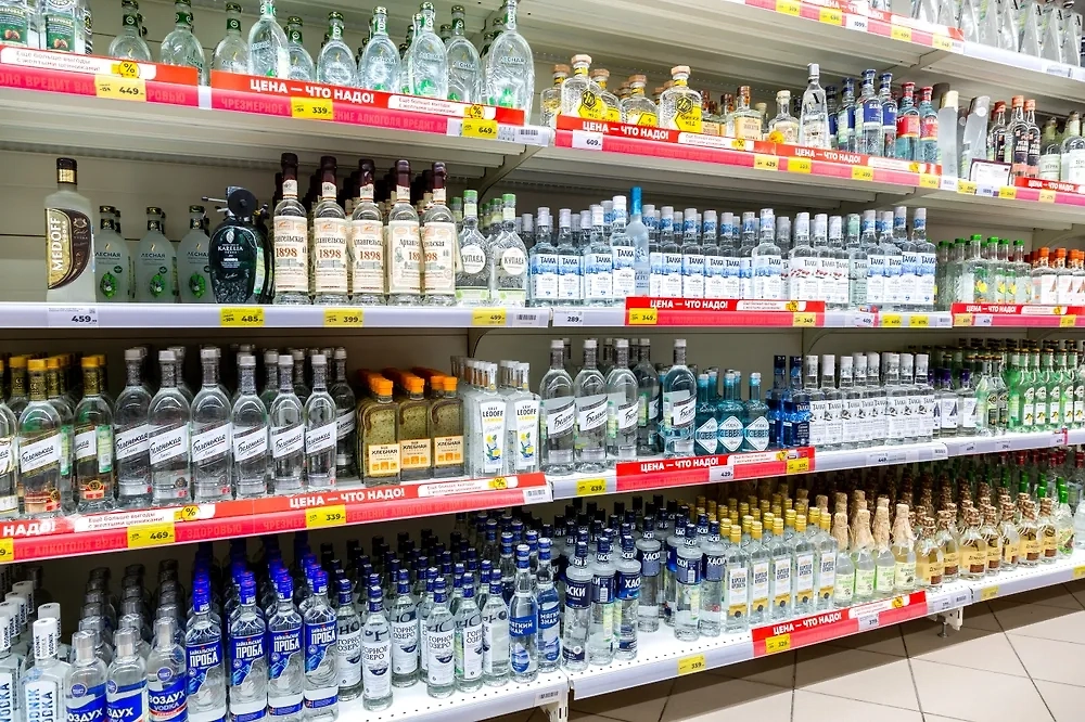 Прилавок с алкоголем. Обложка © Shutterstock / FOTODOM / FotograFFF