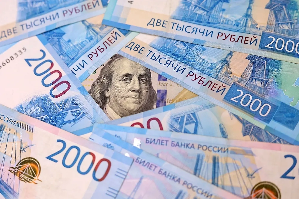 Российские и американские купюры. Обложка © Shutterstock / FOTODOM / Oleg Elkov