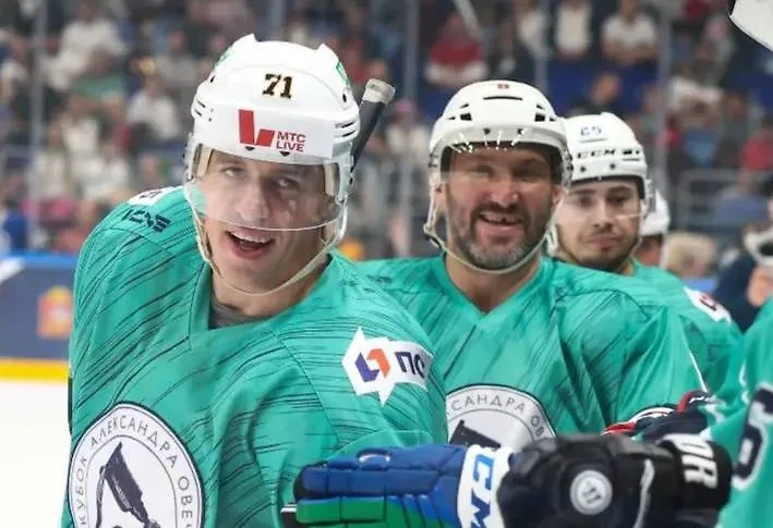 Евгений Малкин и Александр Овечкин (слева направо) во время гала-матча легенд хоккея в рамках Кубка Александра Овечкина по хоккею среди детско-юношеских команд на стадионе «Арена Мытищи». Фото © Сергей Булкин/ТАСС 