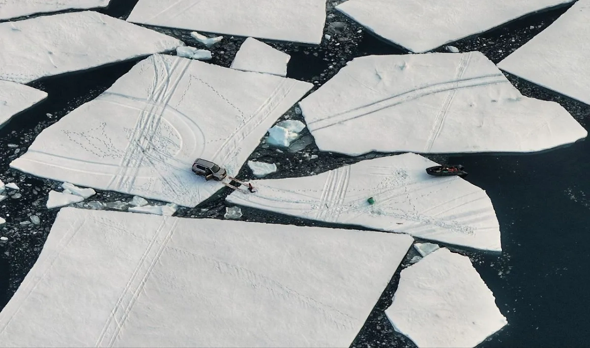 «Ниссан» уплывает от российских рыбаков. Обложка © SHOT