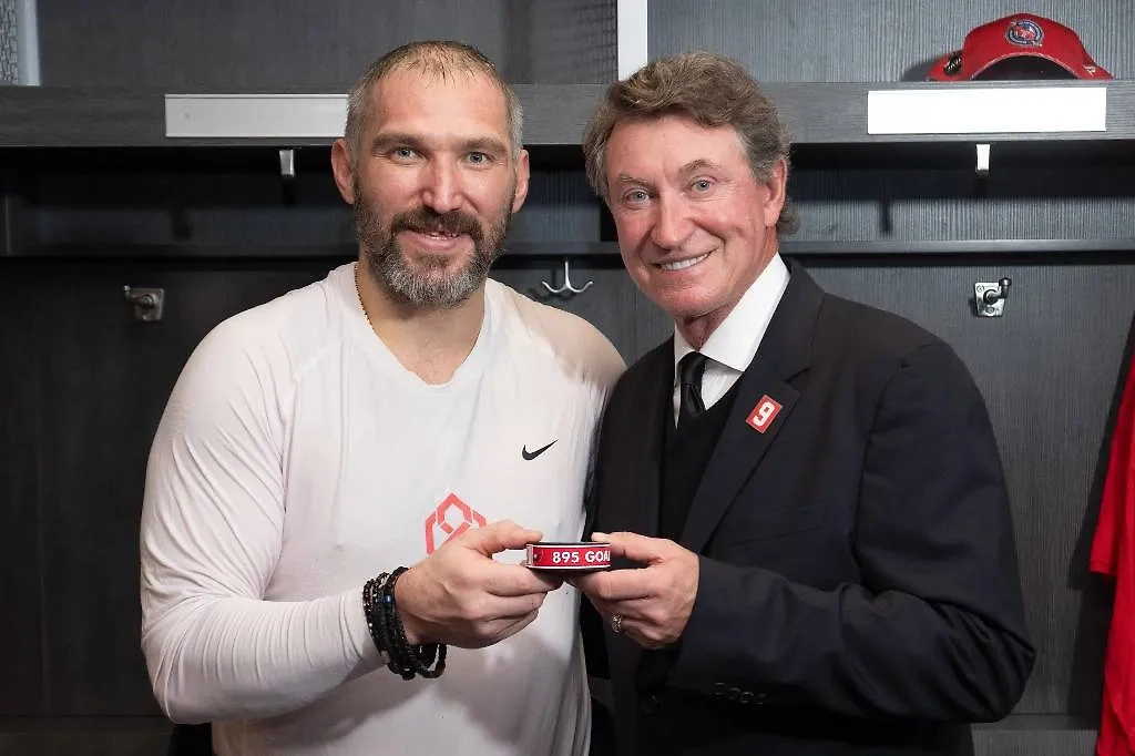 Александр Овечкин и Уэйн Гретцки. Обложка © X / NHL