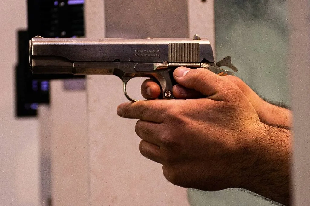 Рада поддержала идею давать ТЦК вооружённый отпор. Обложка © Unsplash / hosein charbaghi