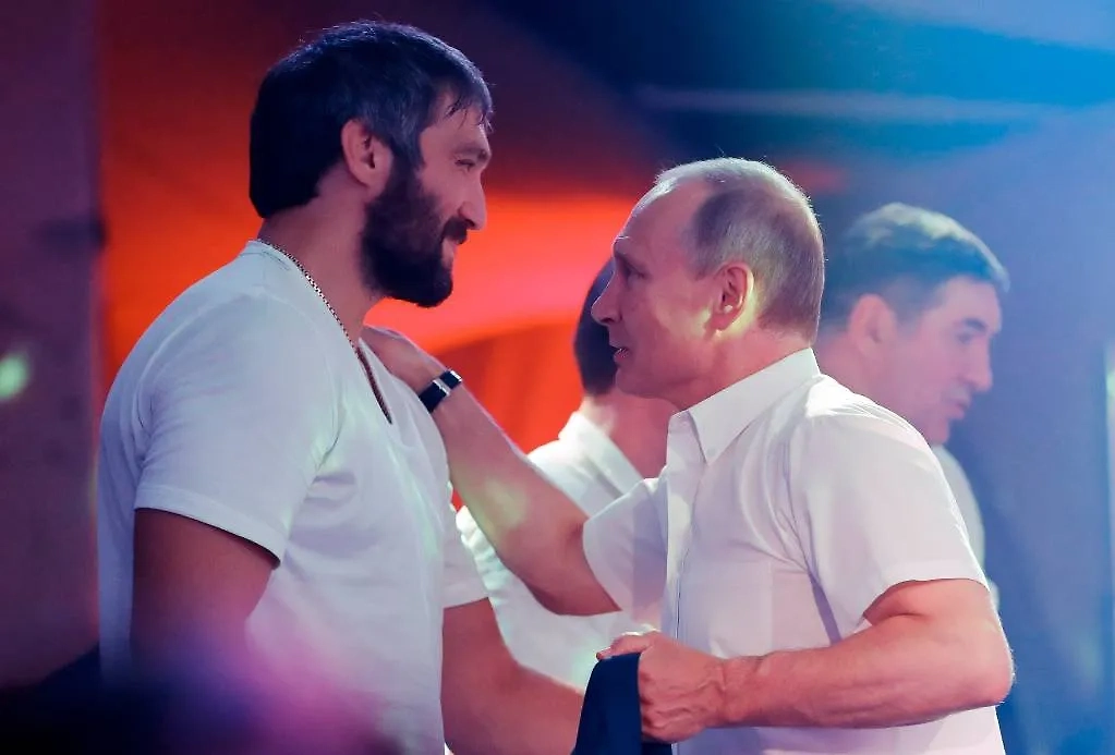 Хоккеист Александр Овечкин и президент РФ Владимир Путин. Фото © /Михаил Метцель/ТАСС