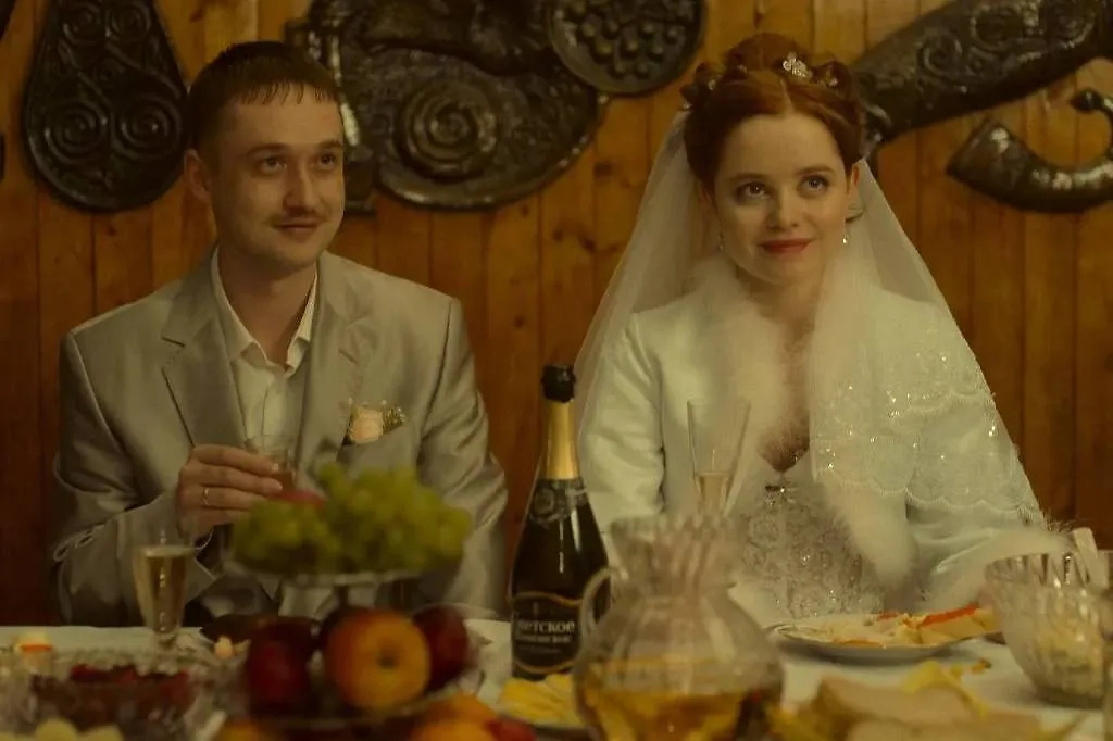 Музыка из 1998 года в сериале про 1996-й: как создатели «Аутсорса» запутались во времени. Фото © Сериал «Аутсорс», режиссёр Душан Глигоров / Kinopoisk