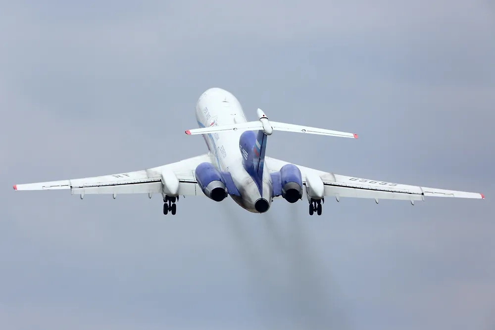 Самолёт в небе. Обложка © Shutterstock / FOTODOM / Fasttailwind