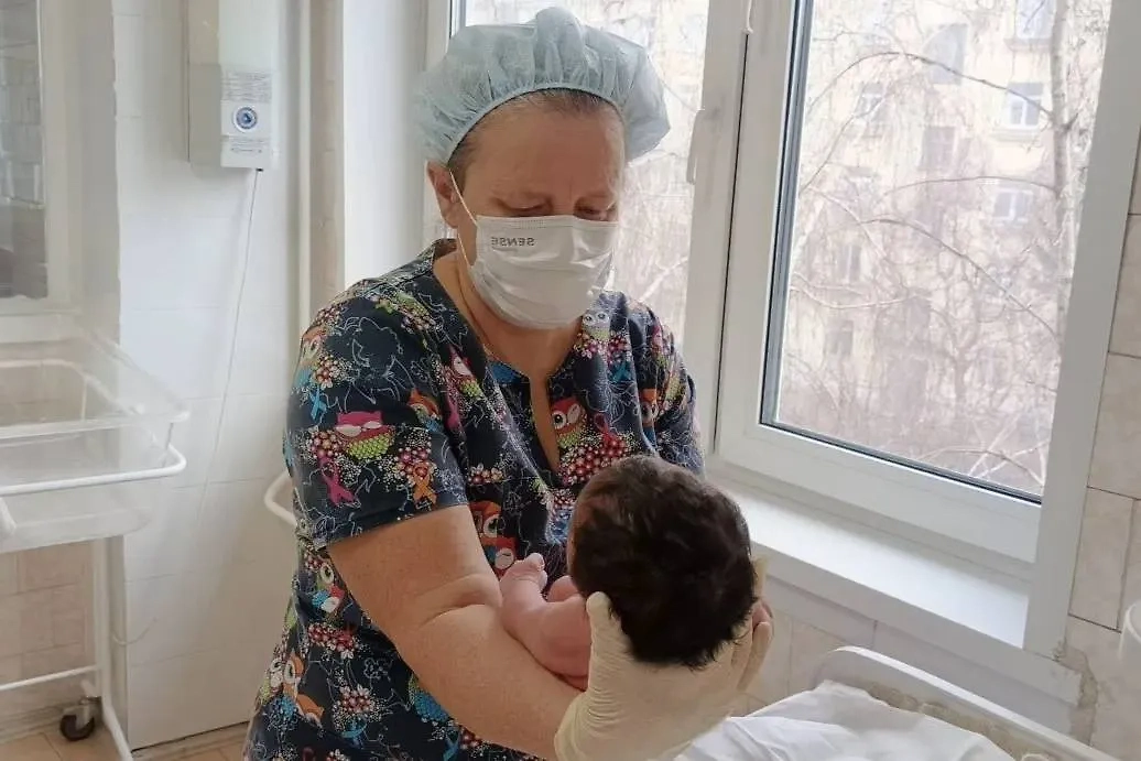 Новорождённый из многодетной семьи. Обложка © Департамент информационной политики Свердловской области