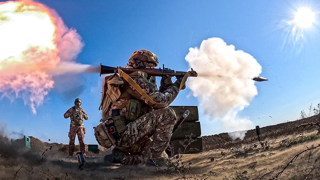 Военнослужащие мотострелковой бригады бьют по позициям ВСУ в зоне СВО. Обложка © ТАСС / Алексей Коновалов