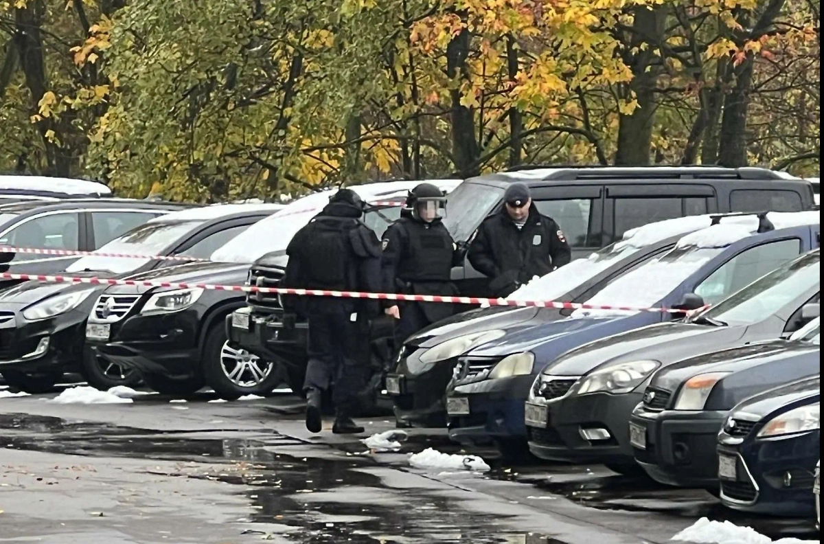 В Чечне при нападении мужчины на пост ДПС полицейские получили ранения. Обложка © Life.ru