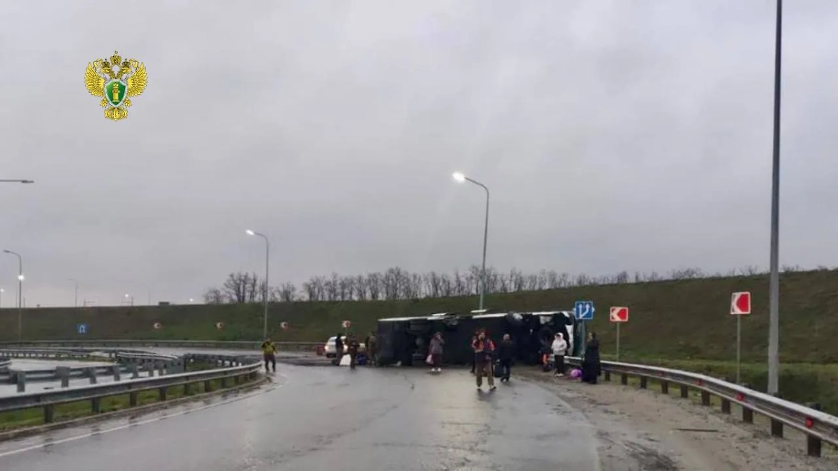 Опрокидывание пассажирского автобуса «Москва — Геническ». Обложка © Telegram / Прокуратура Ростовской области
