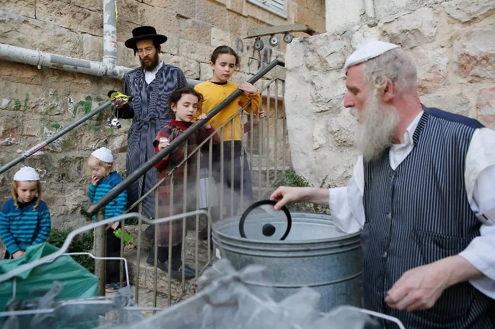 Перед Песахом наводят порядок в доме и обновляют посуду. Фото © ТАСС / ZUMA / Gil Cohen Magen