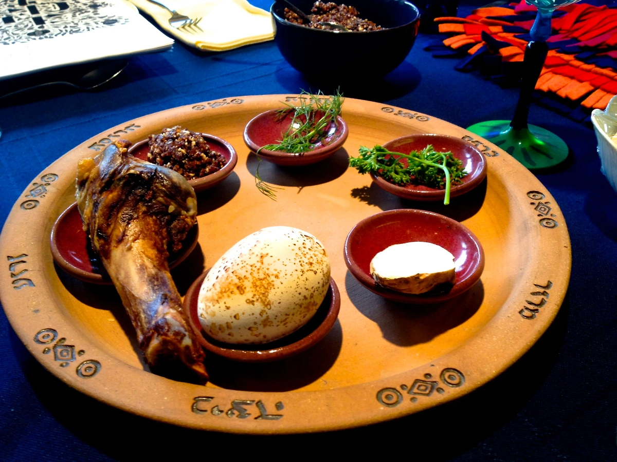 Тарелка для седера на Песах. Фото © Wikipedia / Khane Rokhl Barazani