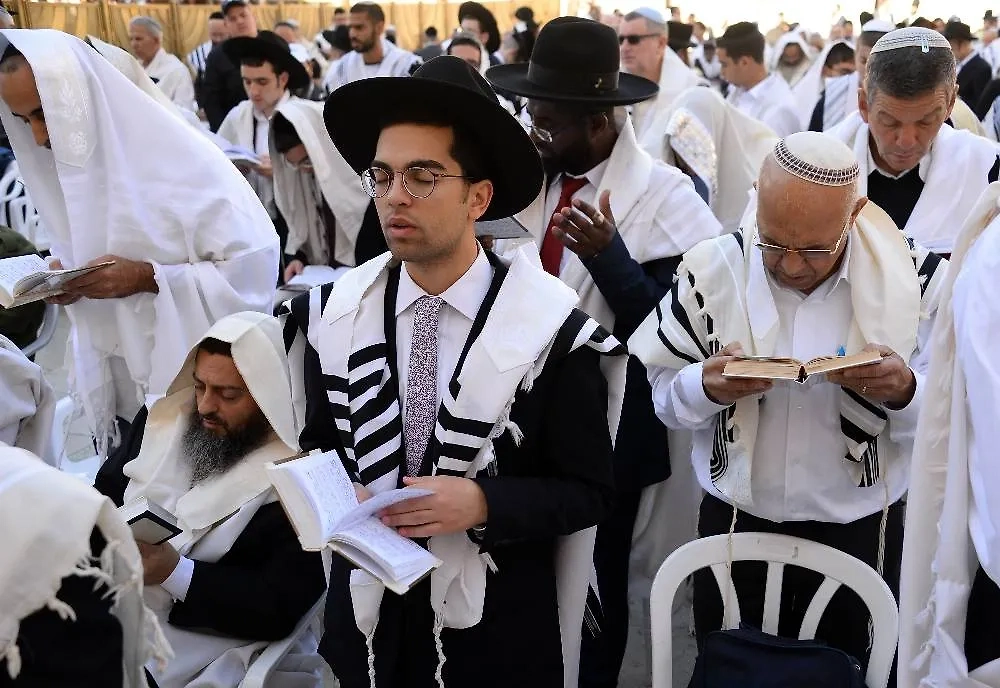 Иудеи во время священнического благословения в честь праздника Песах у Стены Плача. Обложка © ТАСС / Сергей Орлов
