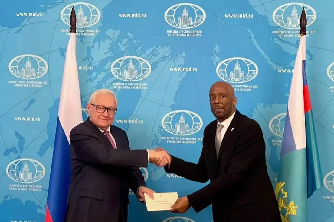 Сергей Рябков и Холман Тодд. Обложка © X / Embajada de Panamá en Rusia