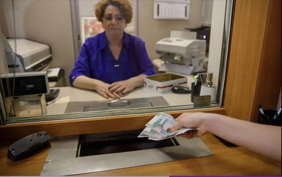 Россияне никогда не откажутся от наличных денег, считают эксперты. Обложка © Life.ru