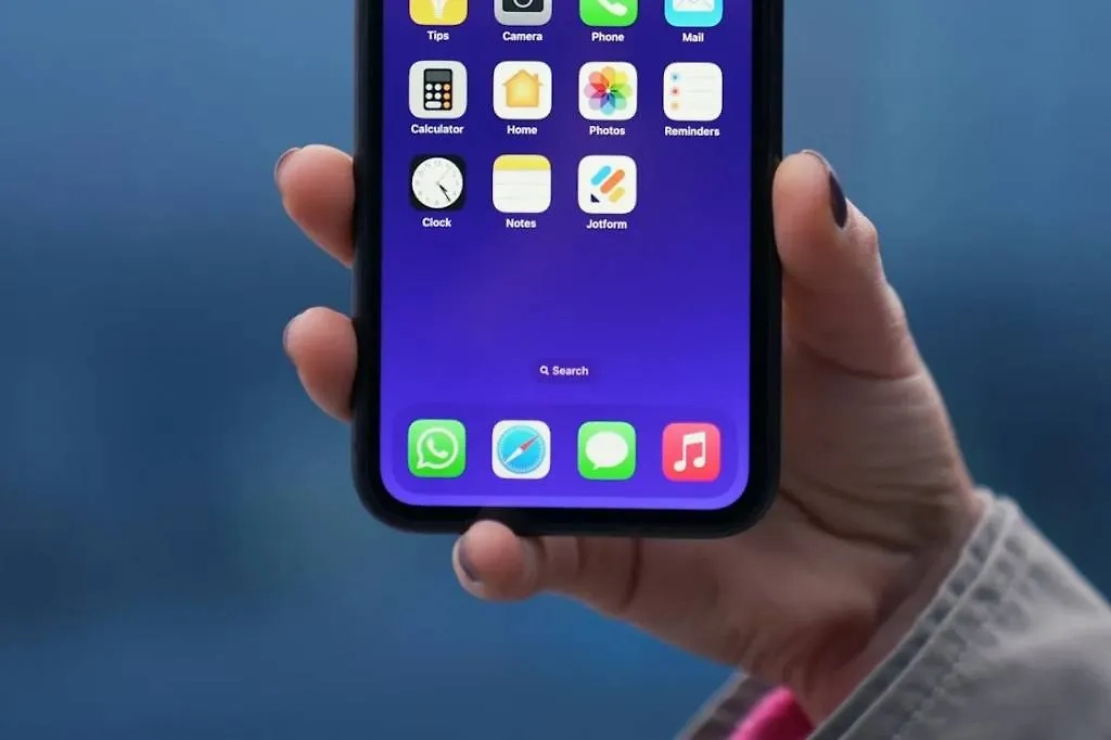 Смартфонный мизинец. Обложка © Unsplash / Jotform