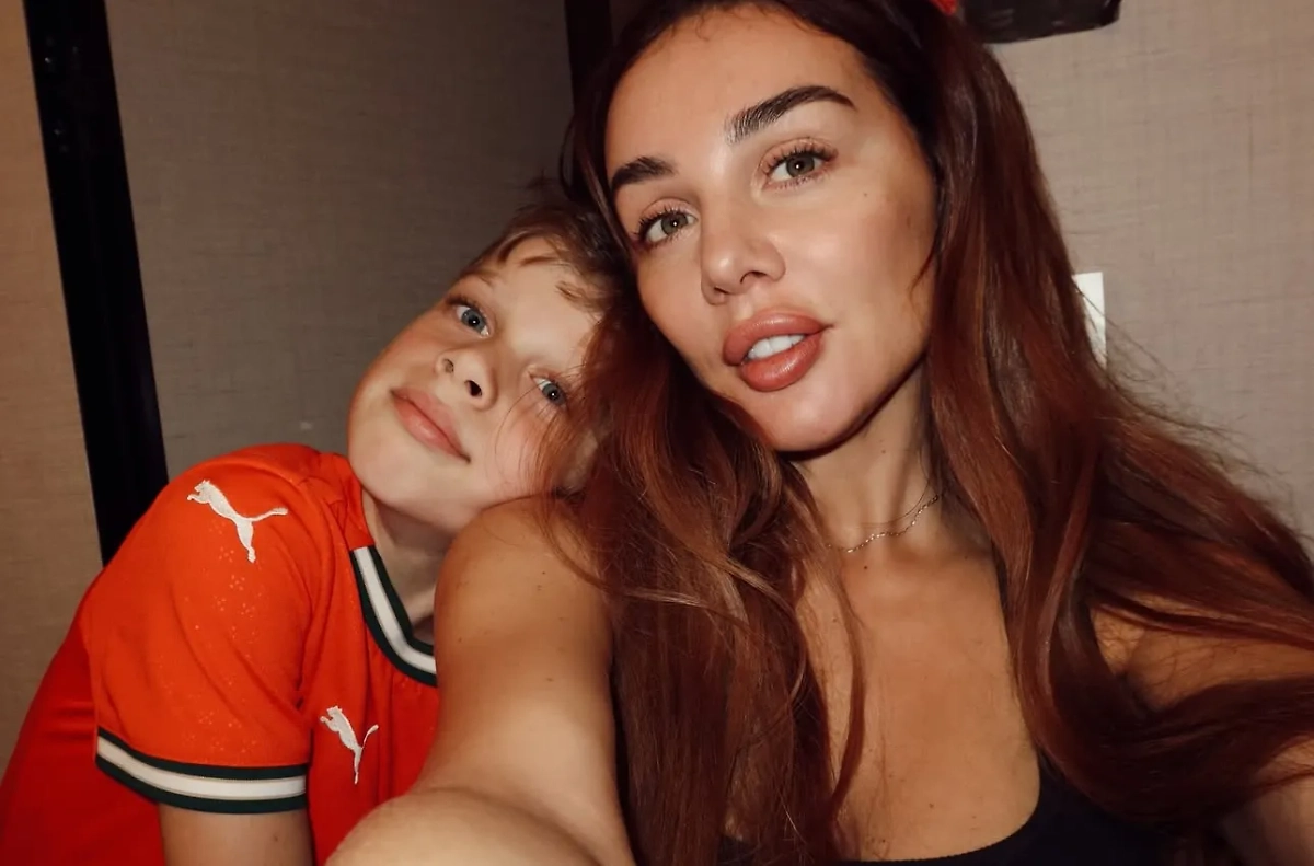 Певица Анна Седокова с сыном Гектором. Обложка © Instagram (признан экстремистской организацией и запрещён на территории Российской Федерации)/ annasedokova