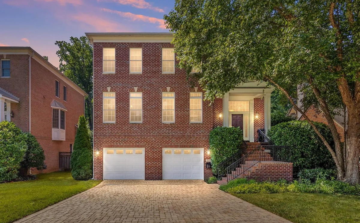 В таунхаусе Овечкина в Арлингтоне пять спален и четыре ванные. Фото © zillow.com