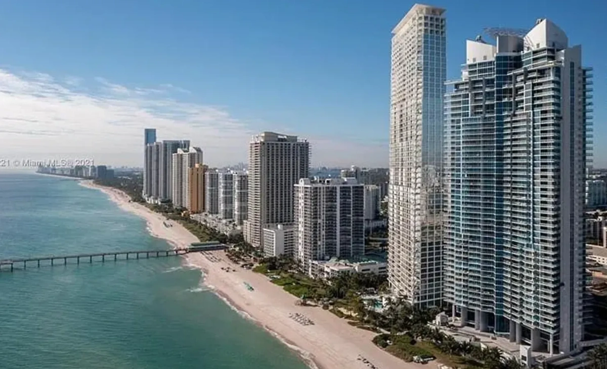 Вместо дачи у Овечкина — пентхаус на берегу Атлантического океана, в Санни-Айлс-Бич. Фото © zillow.com