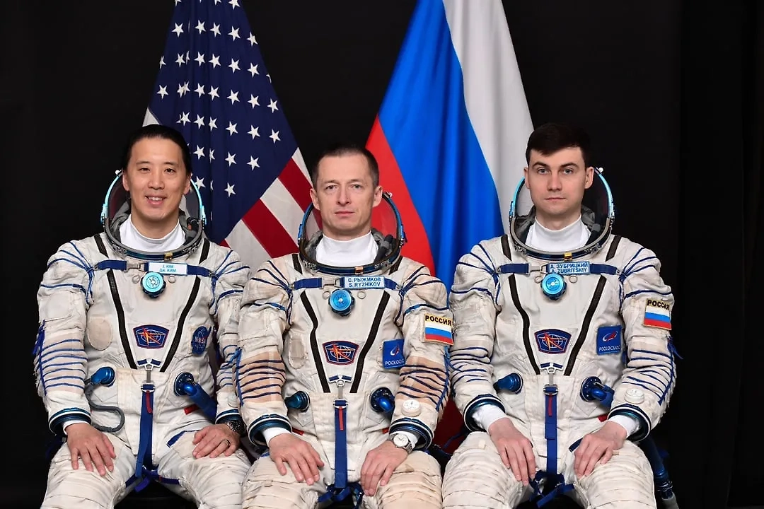 Слева направо: Ким Джонатан Йонг (NASA), командир корабля Рыжиков Сергей (Роскосмос) и Зубрицкий Алексей (Роскосмос). Фото © VK / Алексей Зубрицкий