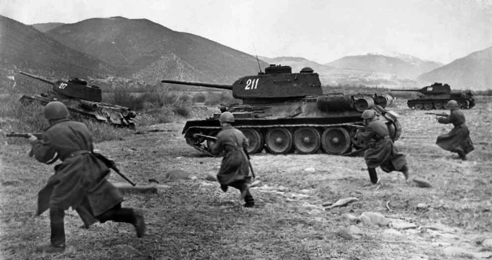 Бойцы Красной армии (иллюстрация). Обложка © Shutterstock / FOTODOM / artnana