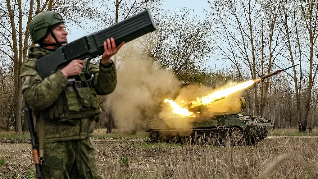 Военнослужащий подразделения ПВО во время боевой работы расчёта зенитного ракетно-пушечного комплекса 2С6М1 «Тунгуска» в зоне СВО. Обложка © ТАСС / Алексей Коновалов