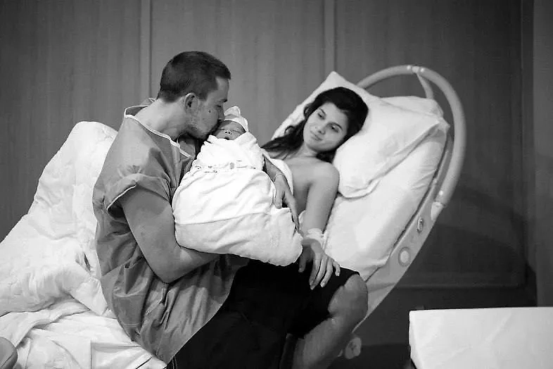 Актёр Александр Петров с женой Викторией и сыном. Обложка © Instagram (признан экстремистской организацией и запрещён на территории Российской Федерации) / actorsashapetrov