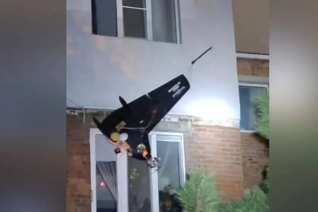 Застрявший в Аксае дрон. Фото © Telegram / SHOT