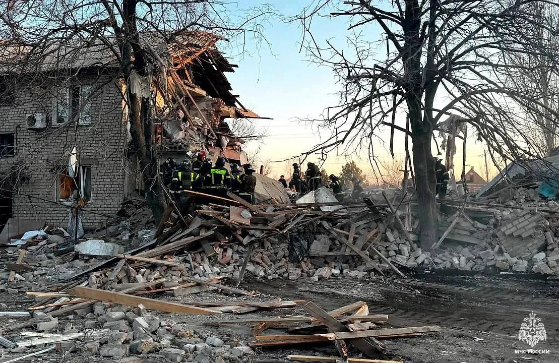 Два подъезда дома рухнули в селе Новополтавка. Фото © МЧС России