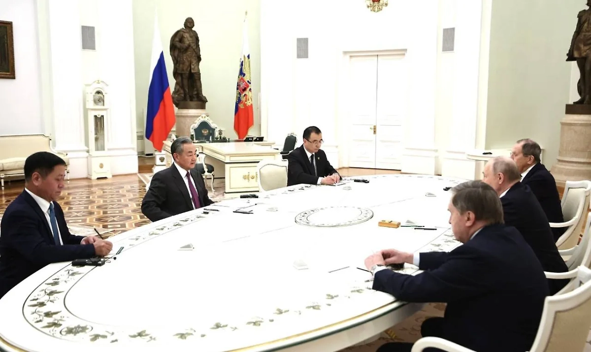 Владимир Путин с главой МИД Китая Ван И. Обложка © kremlin.ru / ТАСС, фотограф Михаил Терещенко