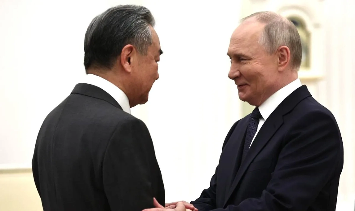 Владимир Путин с главой МИД Китая Ван И. Обложка © kremlin.ru / ТАСС, фотограф Михаил Терещенко